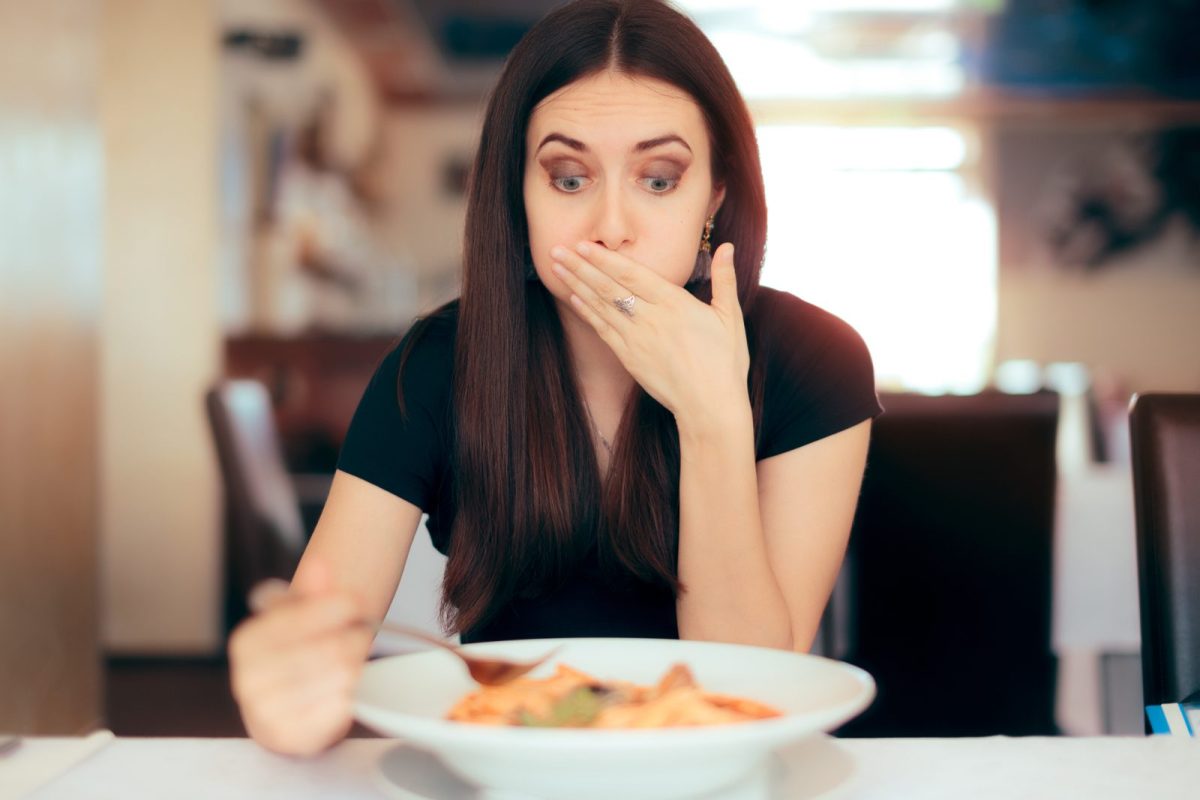 Frau ist übel beim Essen