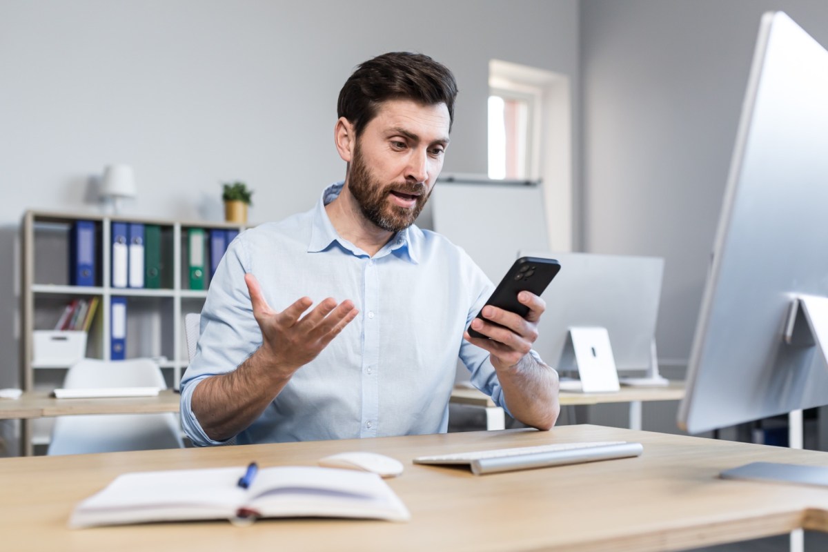 Mann überrascht am Telefon