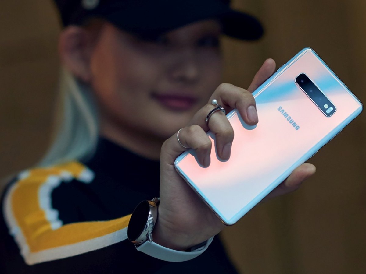 Frau hält ein Samsung Galaxy S10 vor sich