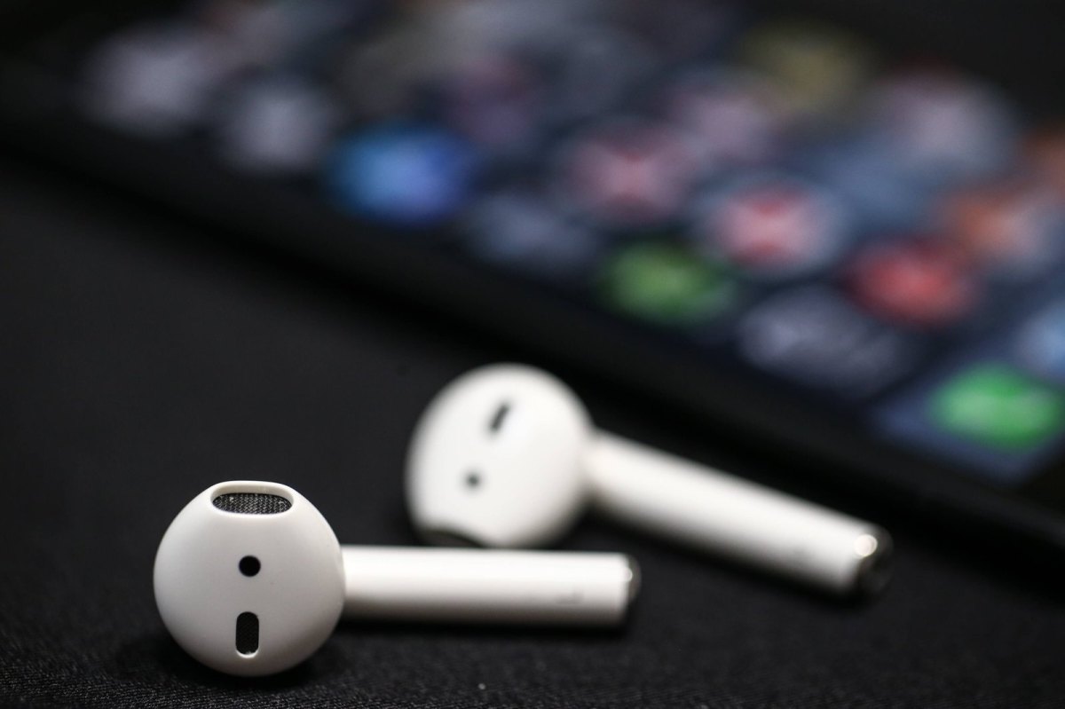 Apple AirPods liegen vor einem iPhone