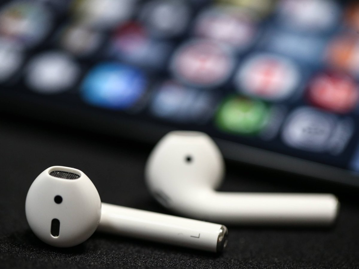 AirPods liegen vor einem iPhone