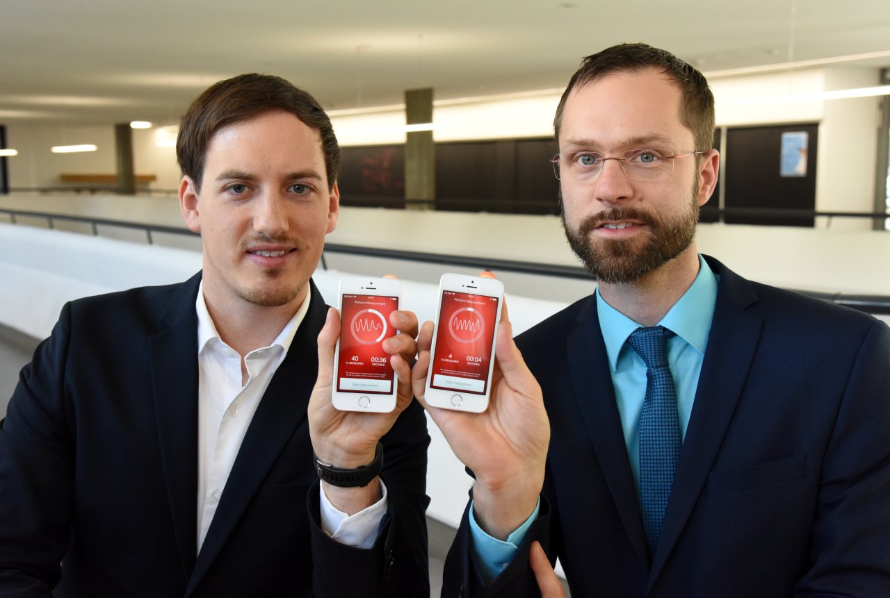 Dipl.-Ing. Tim Schäck (links) und Dr.-Ing. Michael Muma (rechts) forschen an Algorithmen zur Erkennung von Vorhofflimmern mittels Smartphones.