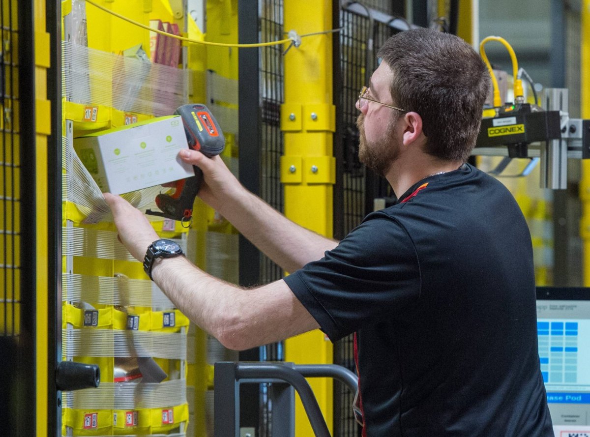 Ein Mitarbeiter in einem Amazon-Logistik-Lager