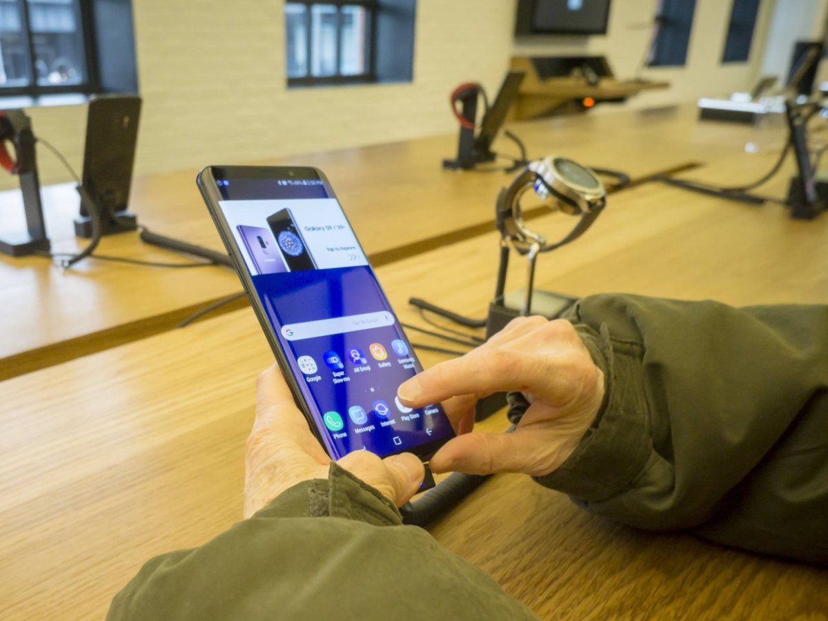 Das Samsung Galaxy S9 in einem Showroom.