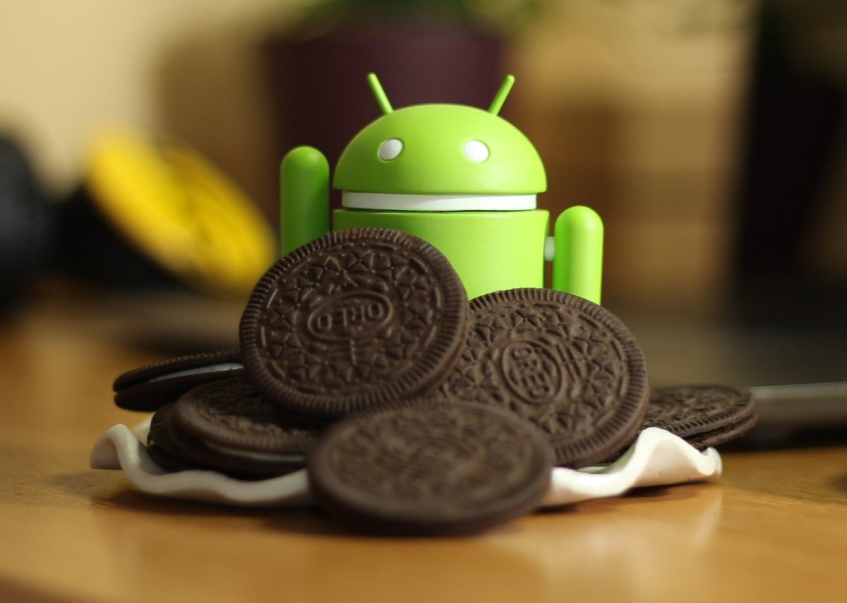 Android-Männchen auf einem Haufen Oreo-Kekse