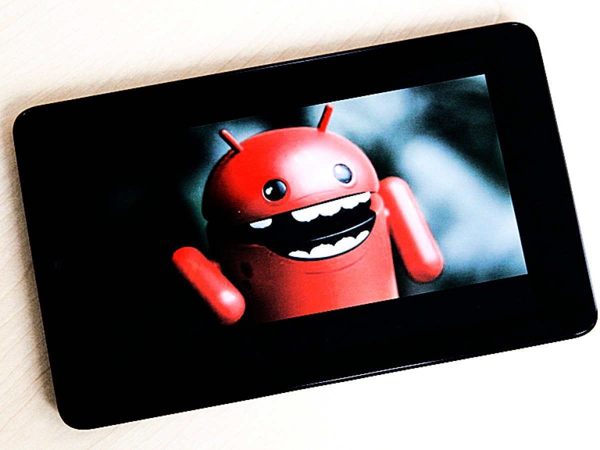 Android-Figur auf Tablet-Display