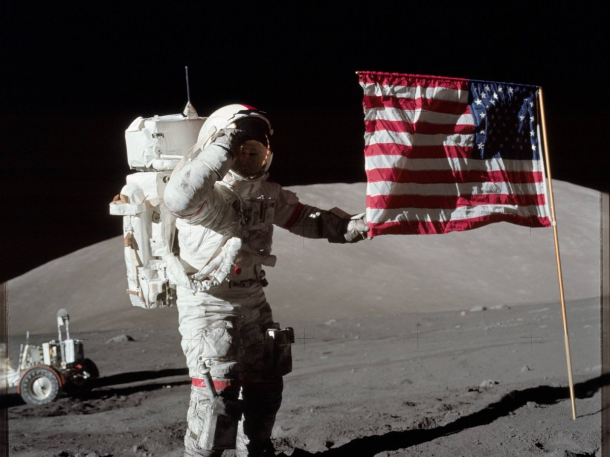 Astronaut auf dem Mond mit amerikanischer Flagge