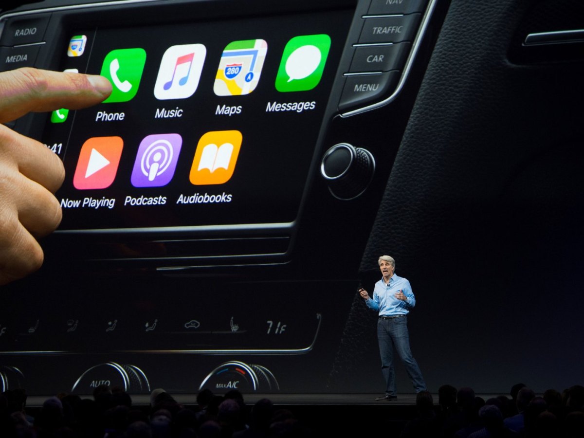 Apple CarPlay wird von Craig Federighi auf einer Keynote präsentiert