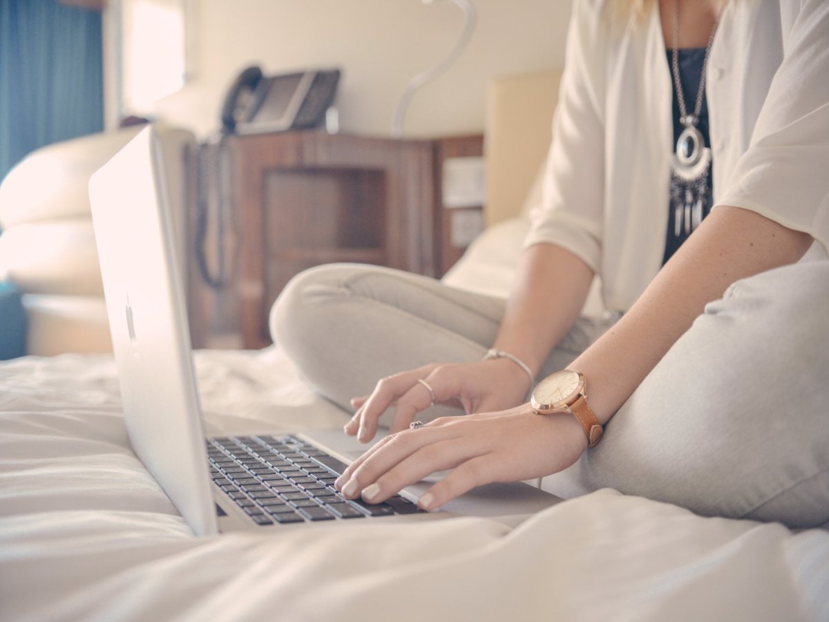 Frau mit Apple-Notebook