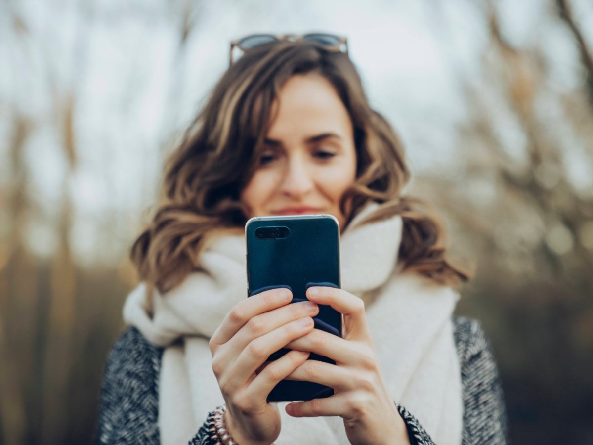 Frau schaut auf ein iPhone