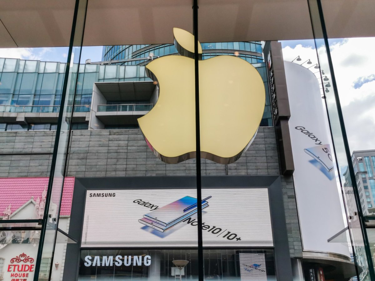 Apple Logo über Samsung Werbung