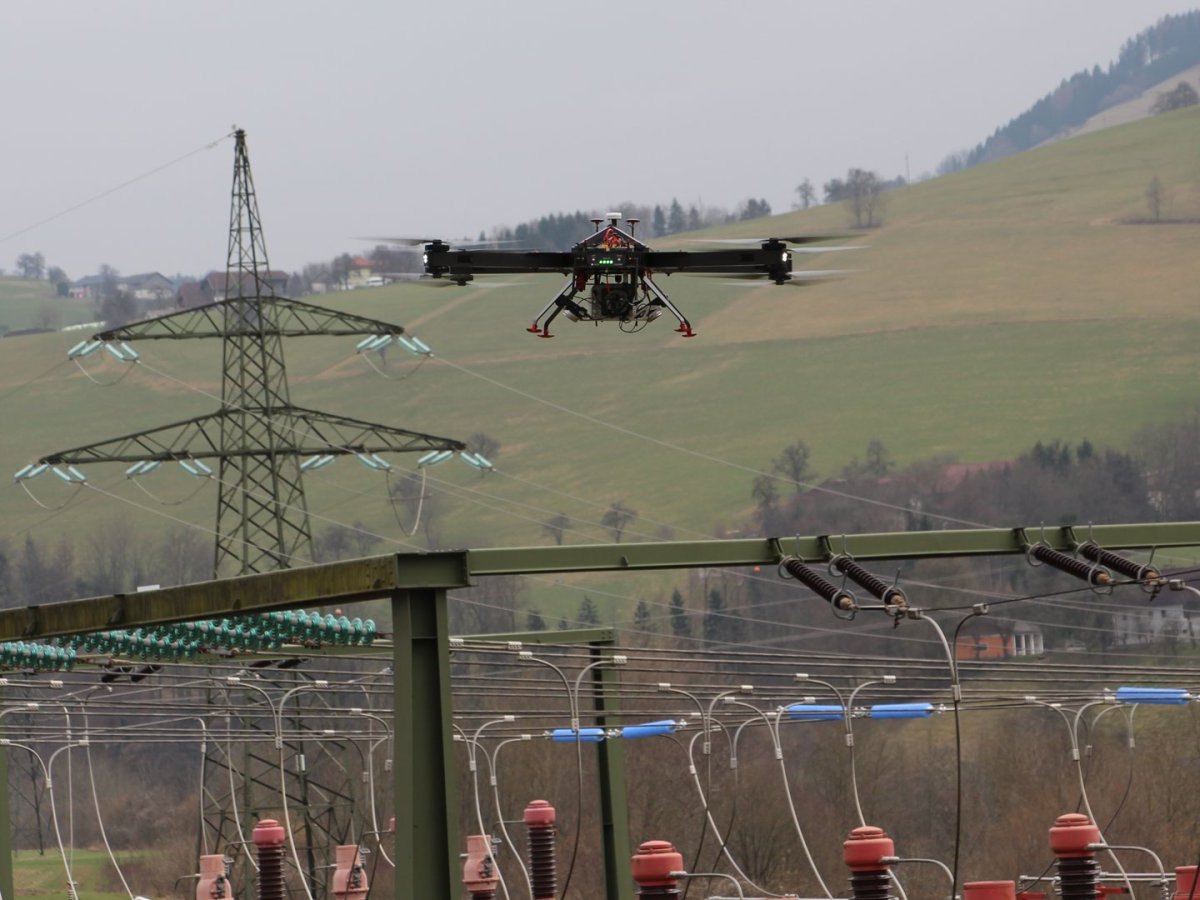 Drohne fliegt in der Nähe von Hochspannungsleitungen