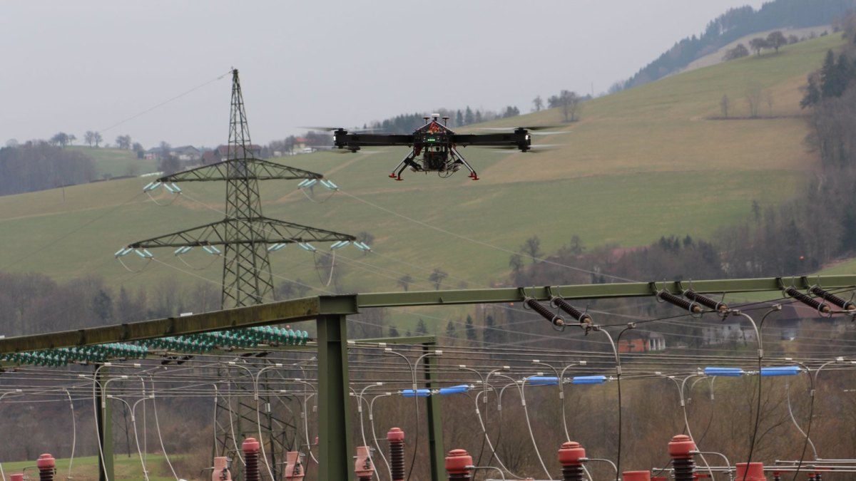 Drohne fliegt in der Nähe von Hochspannungsleitungen