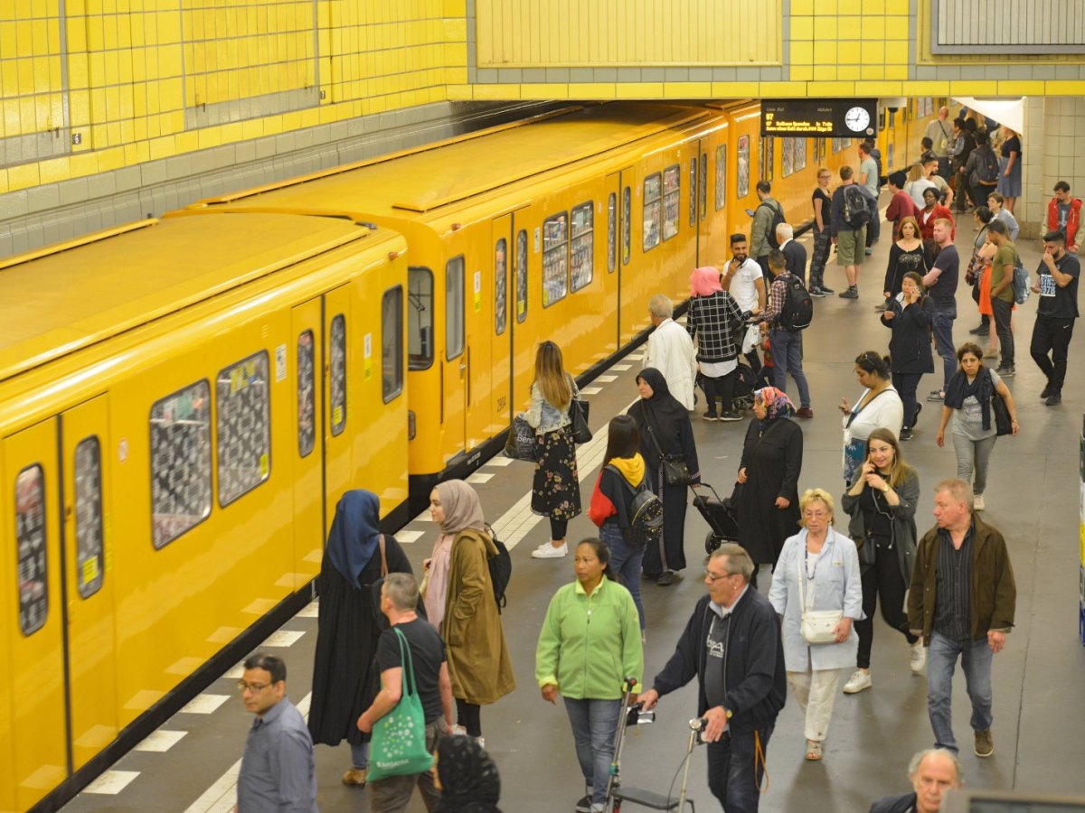 Menschen an einem U-Bahnhof in Berlin.