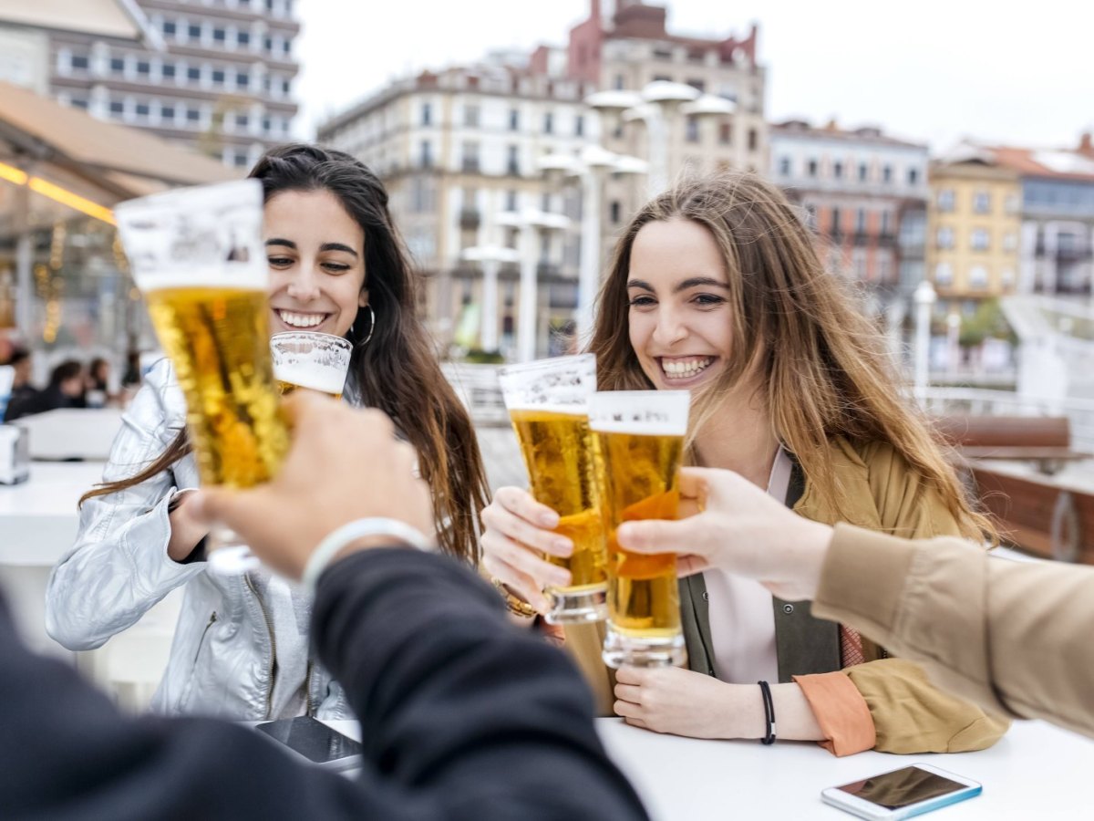 Eine Gruppe trinkt Bier