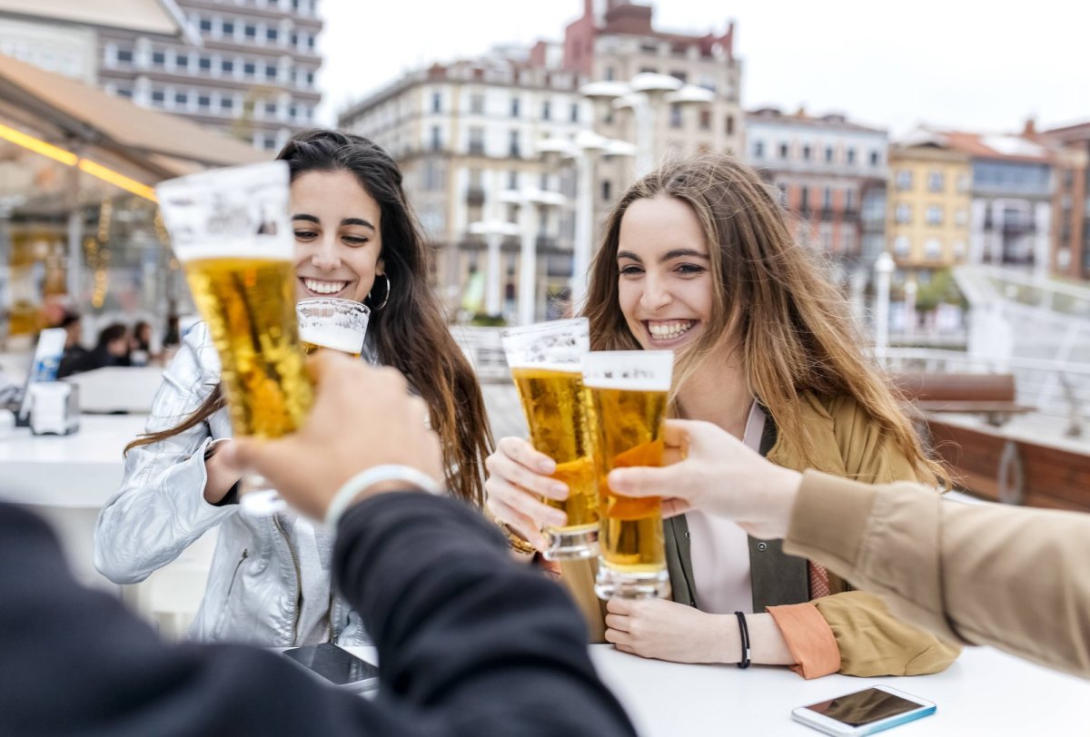 Eine Gruppe trinkt Bier