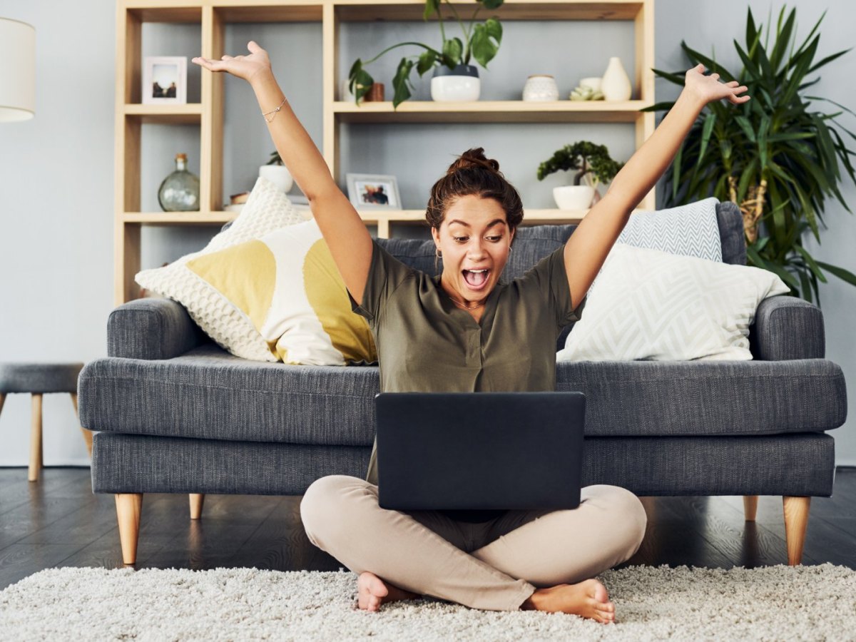 frau freude laptop