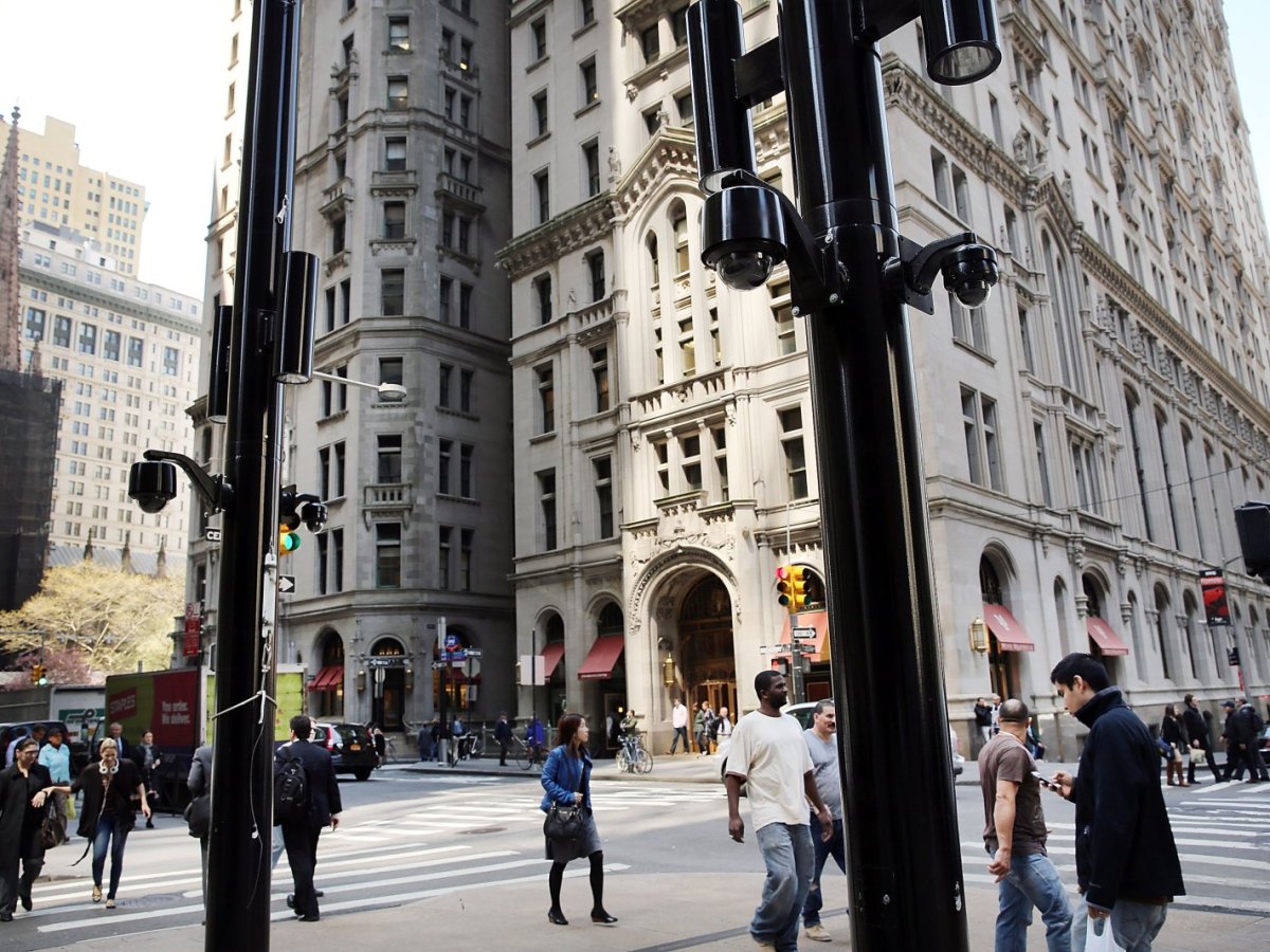 Mehrere Kameras sind auf einer Straße in New York City angebracht.