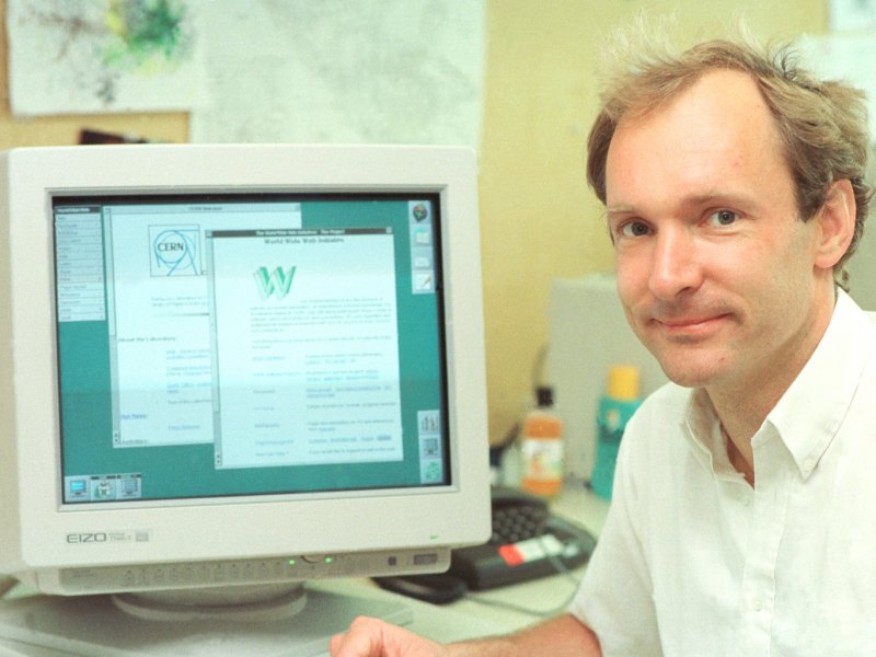 Tim Berners-Lee an seinem Arbeitsplatz im CERN 1994.