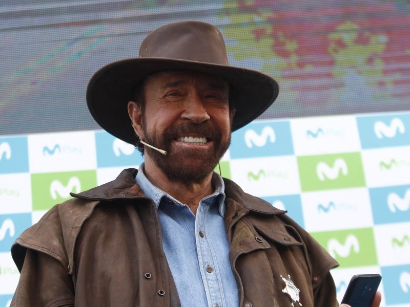 Chuck Norris grinst über das ganze Gesicht.