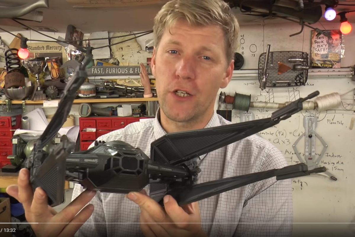 Colin Furze mit Modell des Tie Fighter in der Hand