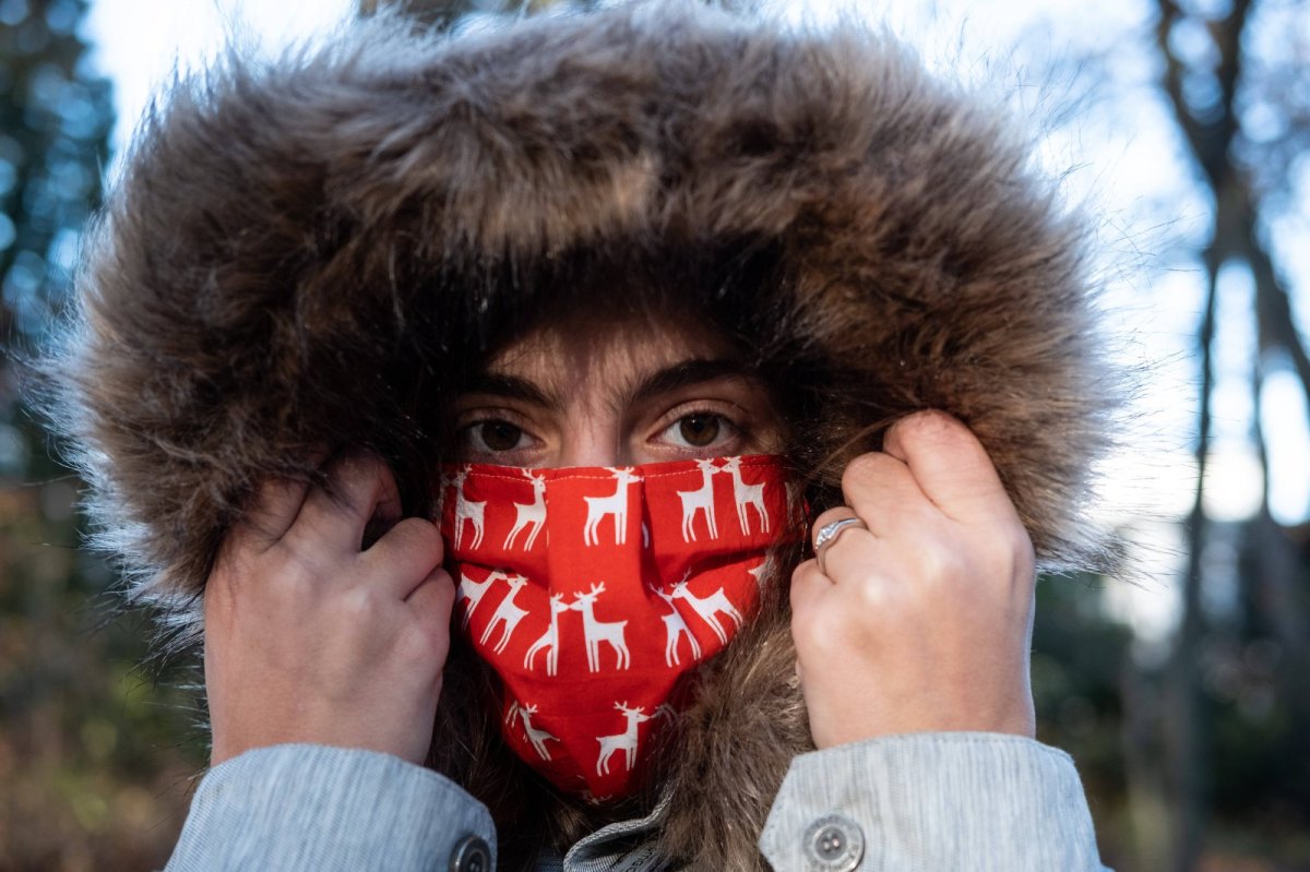 Frau mit Coronavirus Maske im Wald