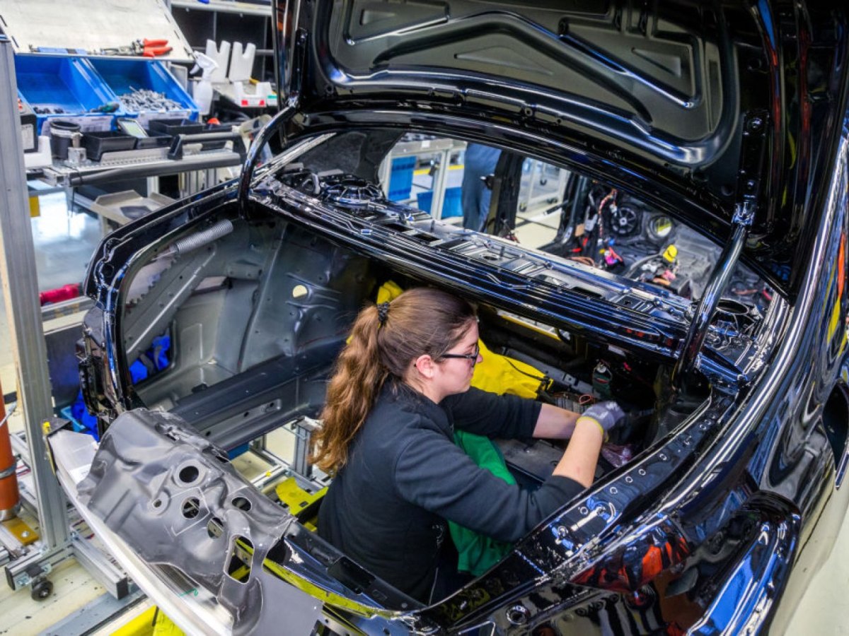 Eine Technikerin baut an einem neuen Auto.