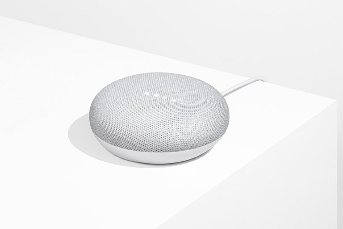 Ein Google Home Mini auf einem Regal.