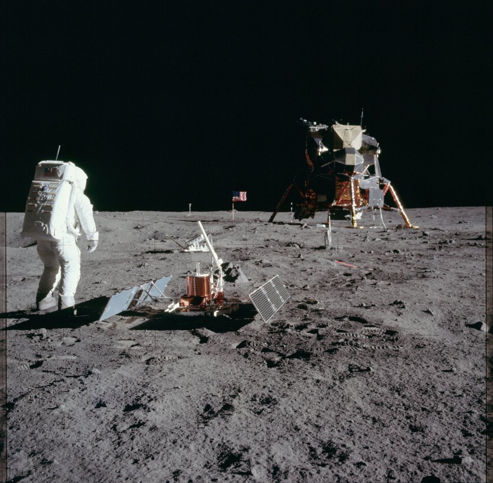 Vor der Unendlichkeit: Neil Armstrong nutzt die Gelegenheit Aldrin vor der Mondlandefähre "Eagle" zu fotografieren. Die erste Mondlandung ist auch ein mediales Ereignis.