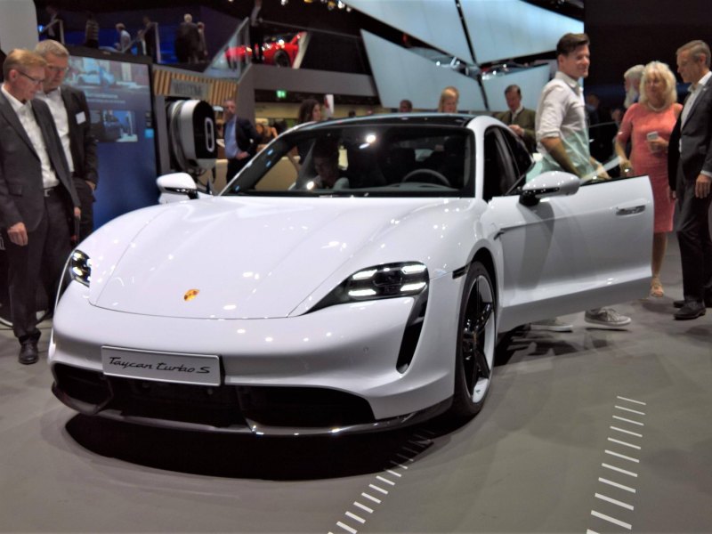 Porsche Taycan auf einem Messestand