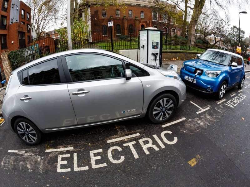 Besonders in den USA ist die Ladeinfrastruktur für Elektroautos dürftig.