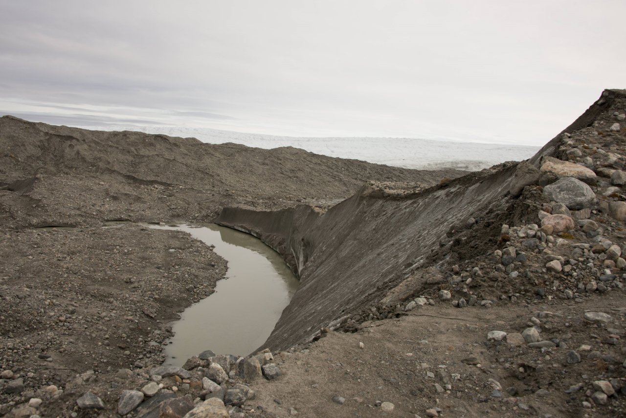 Unter den Eisflächen Grönlands vermuten Wissenschaftler:innen Anzeichen von Meteoriteneinschlägen. 
