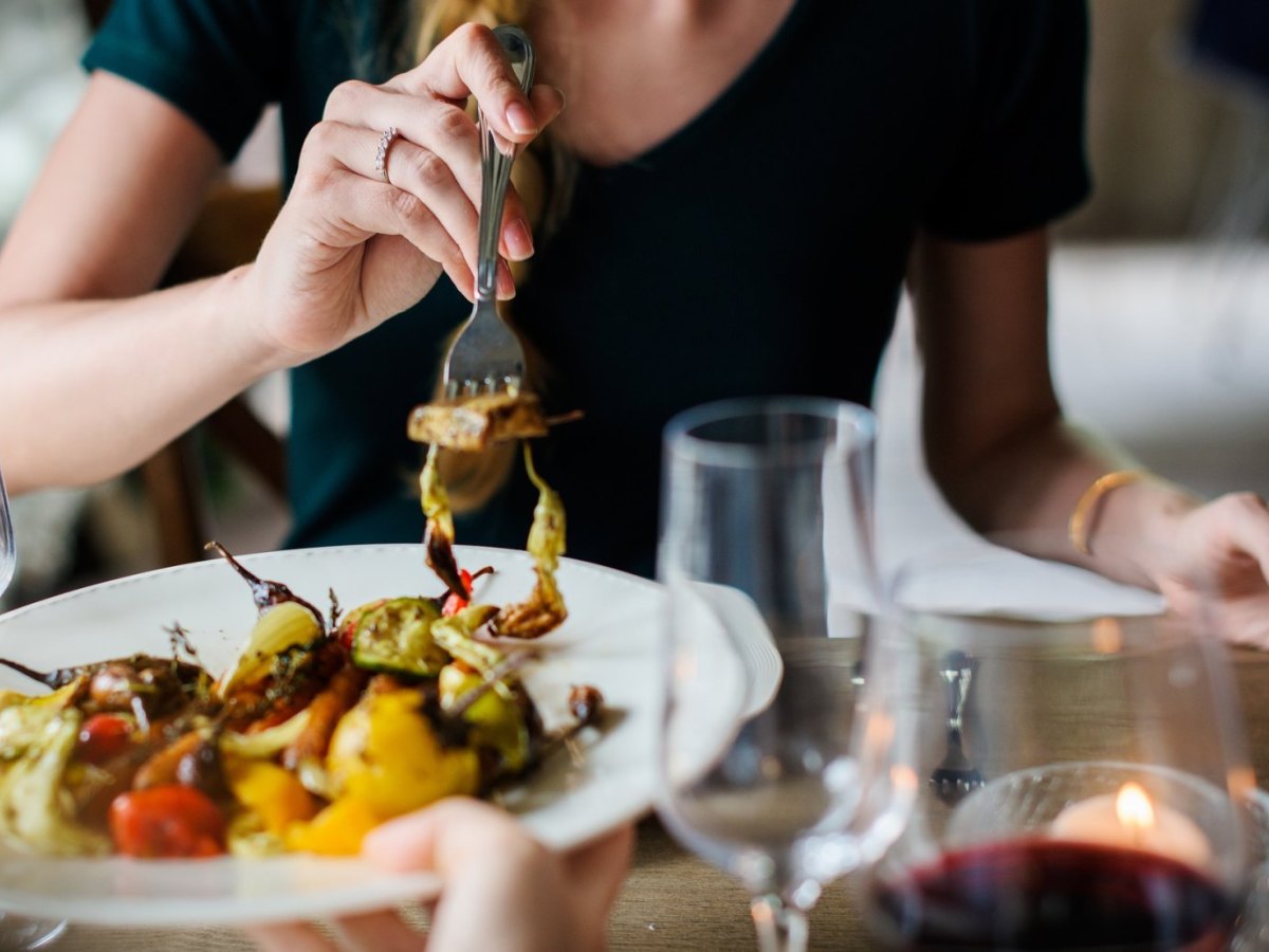 Frau beim Essen am Tisch