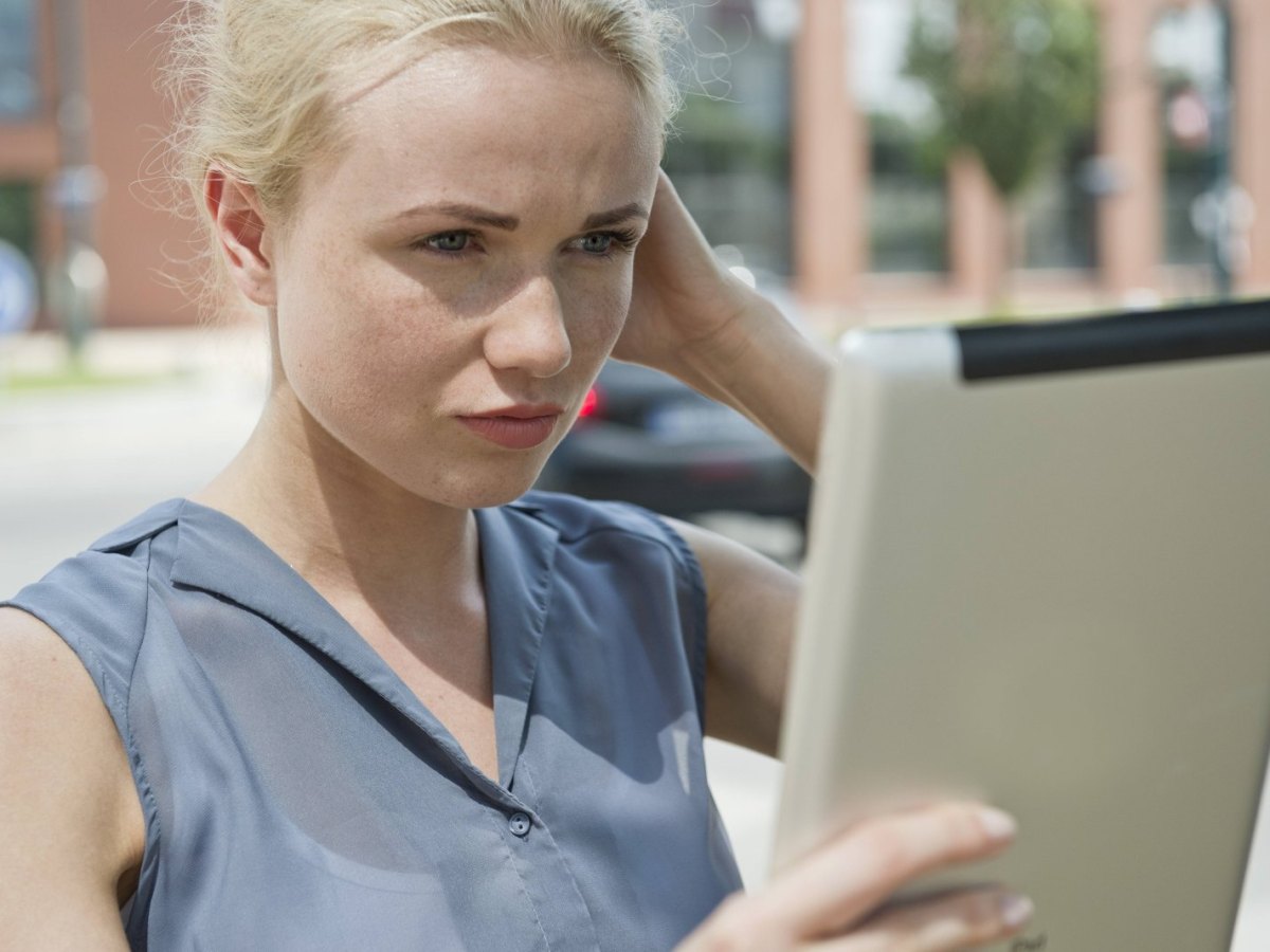 Eine Frau schaut auf ihr iPad