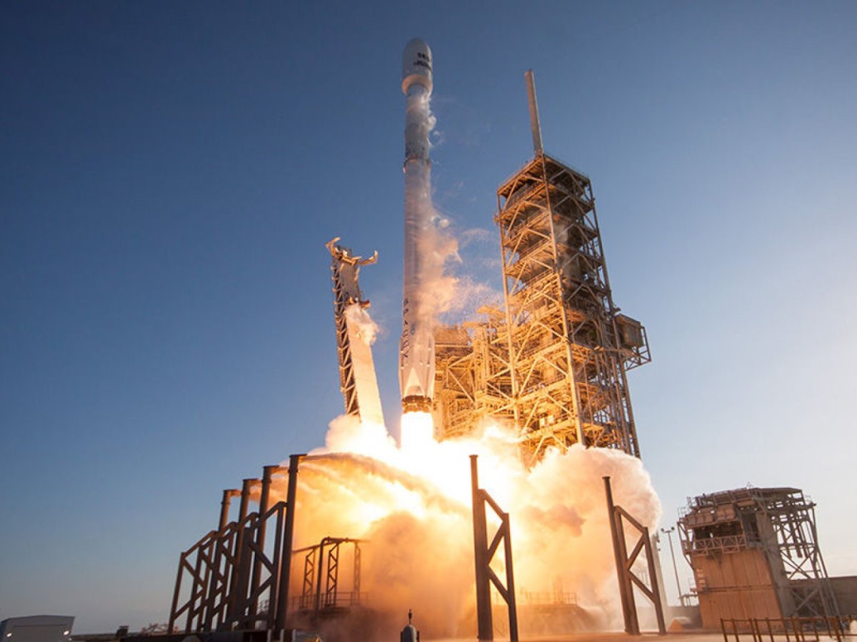 SpaceX Falcon Heavy startet.