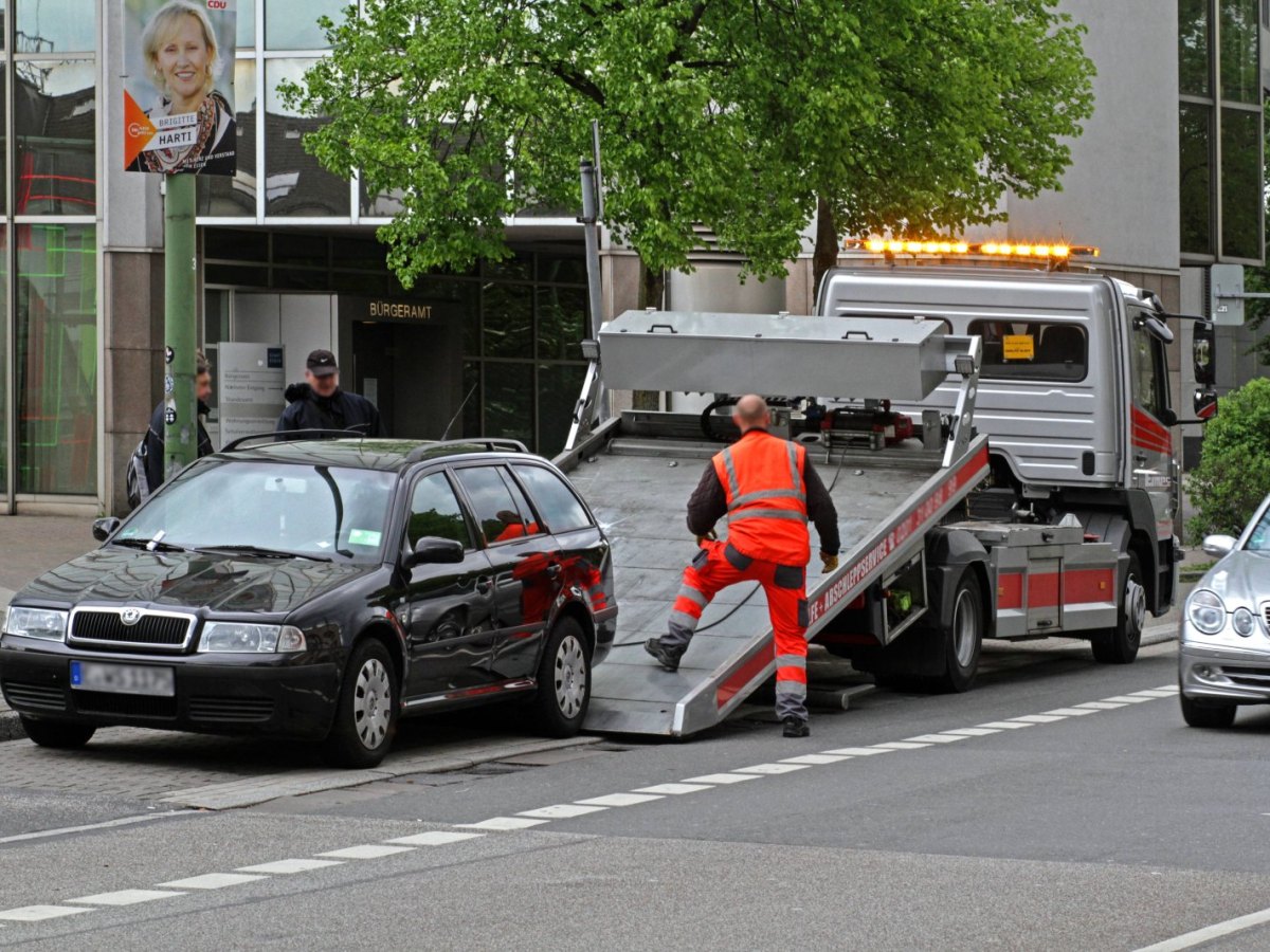 Ein Auto wird abgeschleppt.