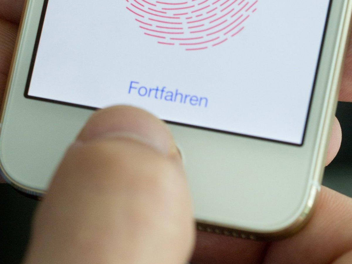 Finger auf dem Home-Button eines iPhones zwecks Log-in