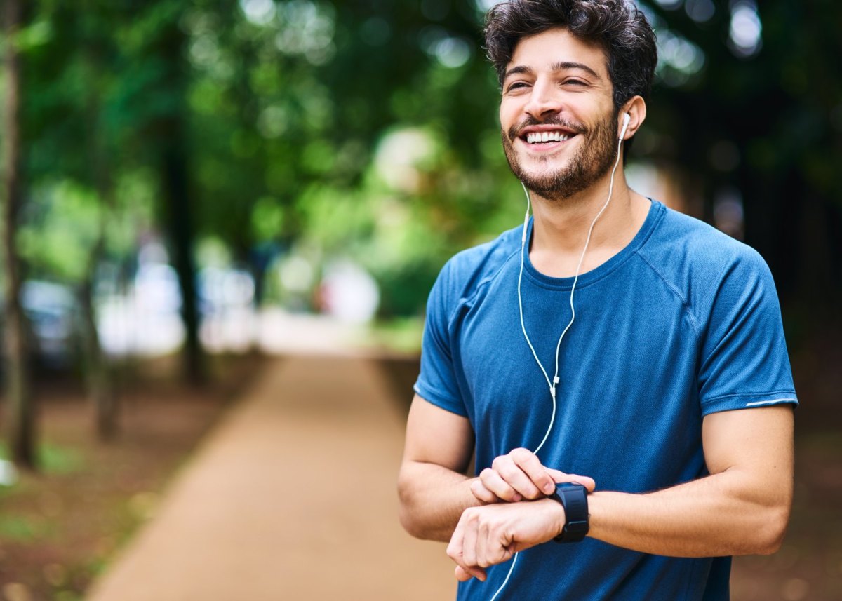 Mann mit Fitnessuhr