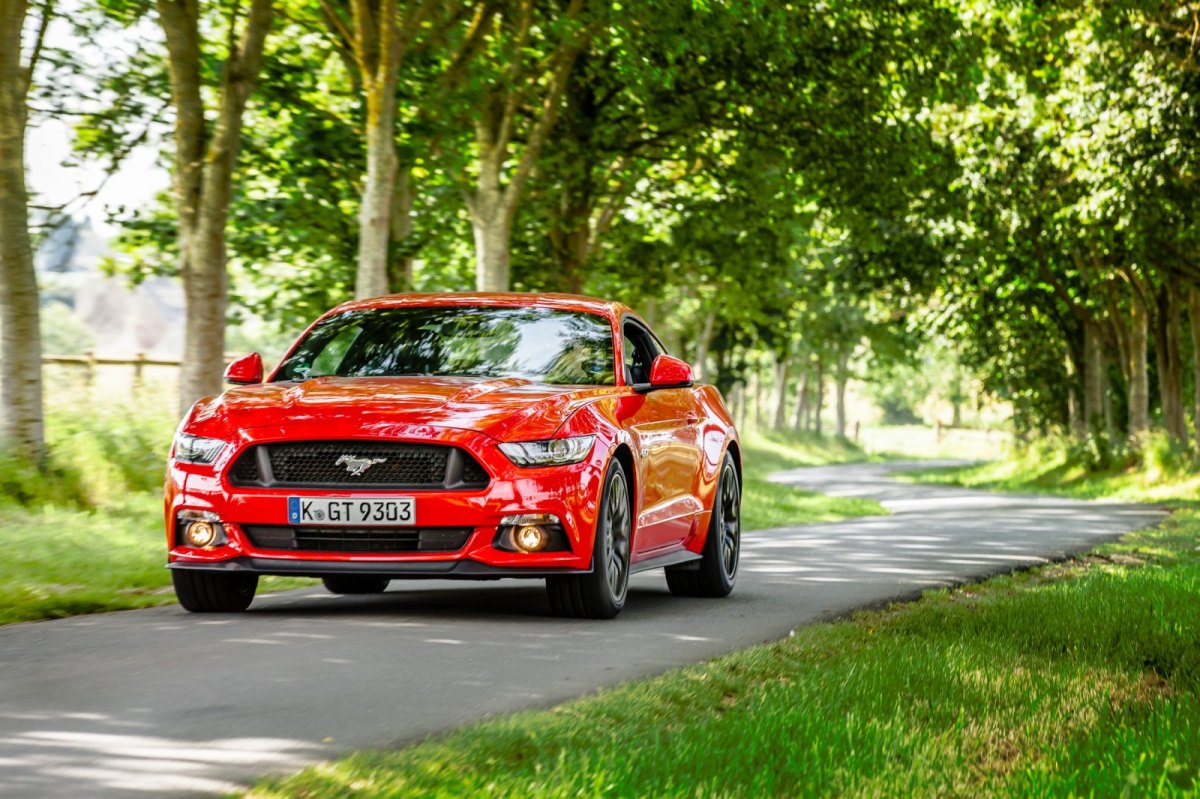 Bild zeigt einen roten Ford Mustang