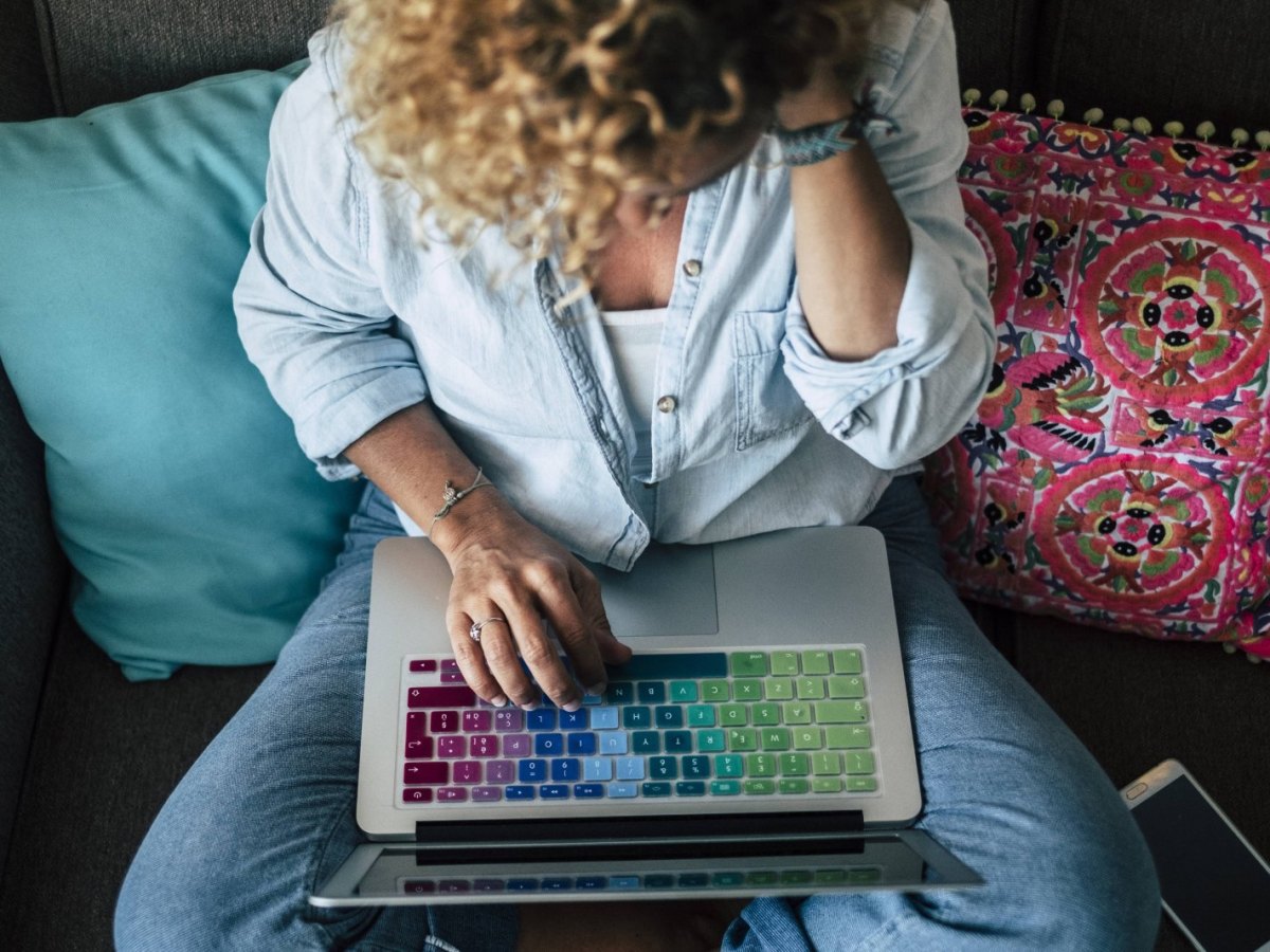 Frau mit Laptop