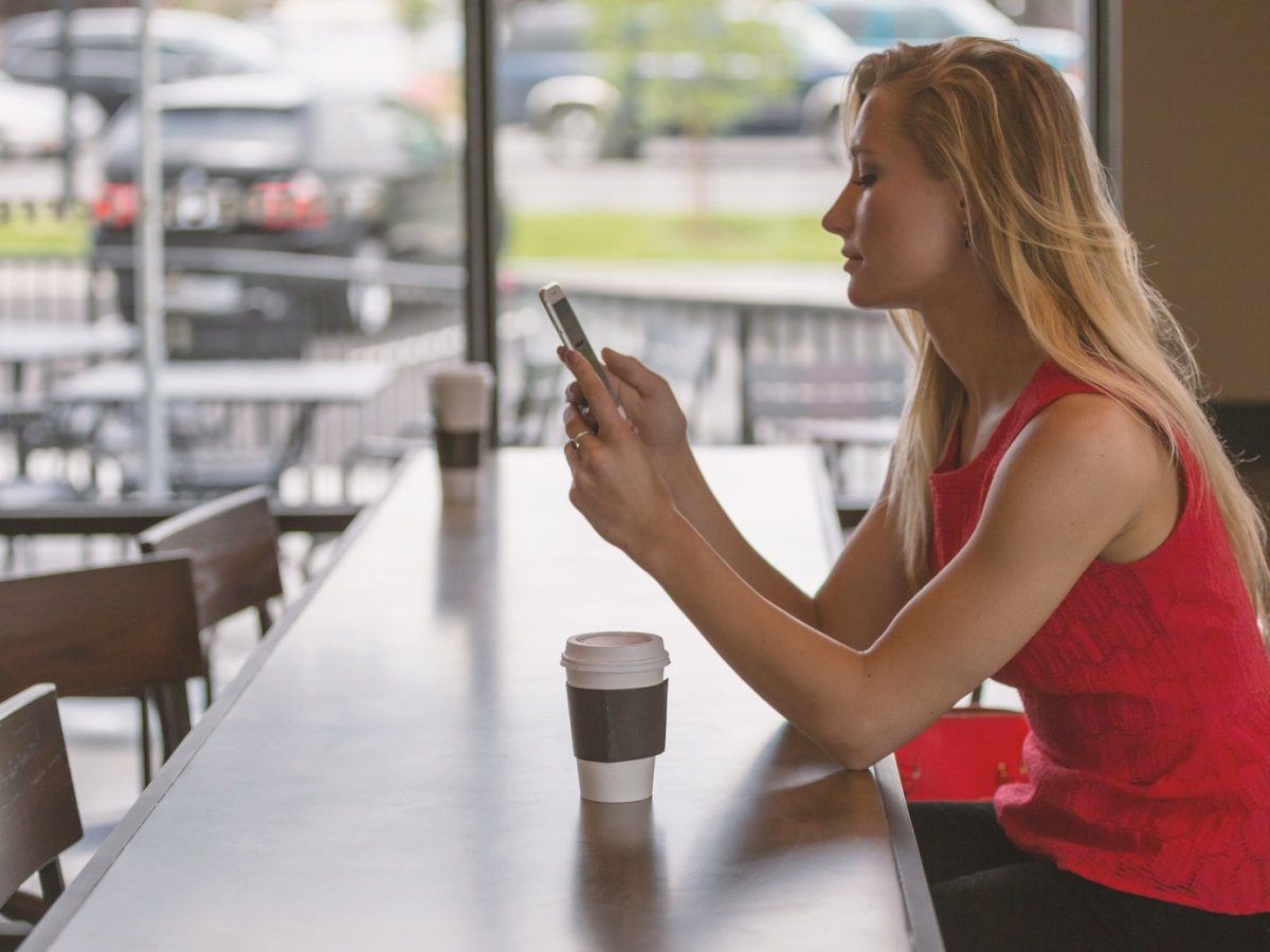 Eine Frau schaut auf ihr Smartphone