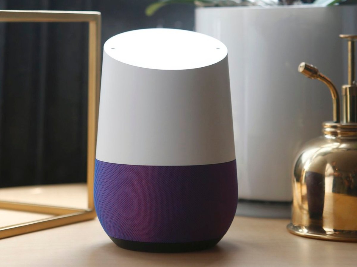 Google Home steht auf dem Tisch.