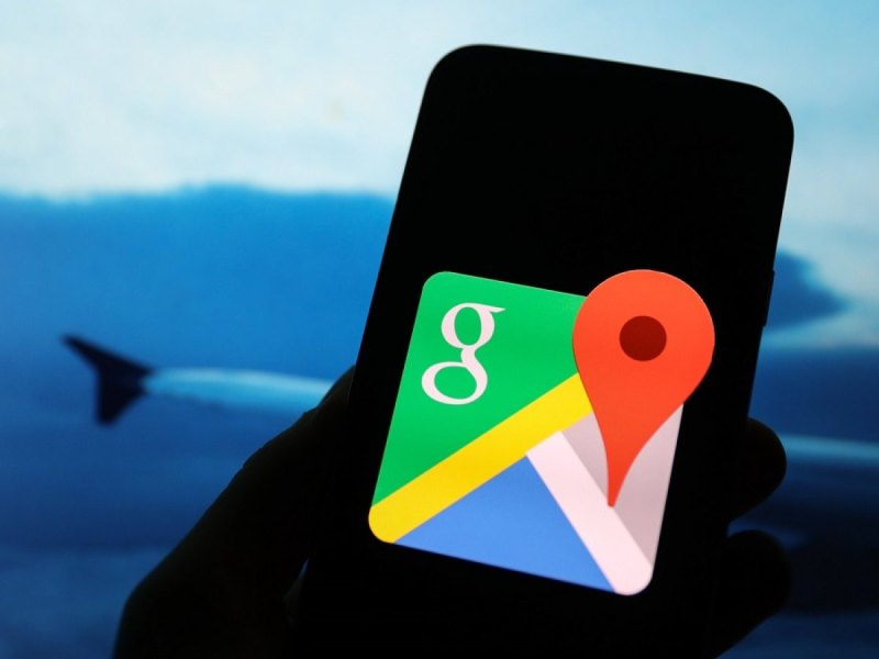 Handy mit Google Maps-Logo