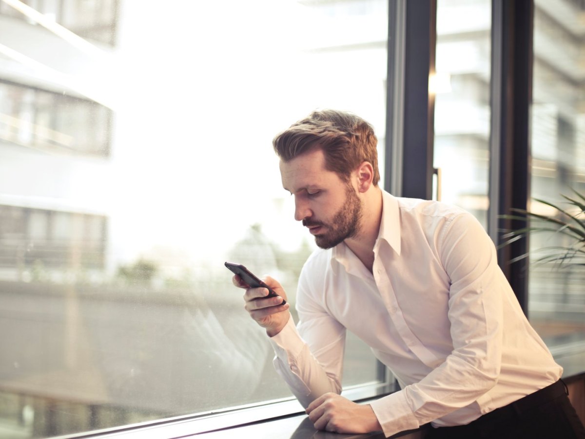 Person mit Smartphone in der Hand