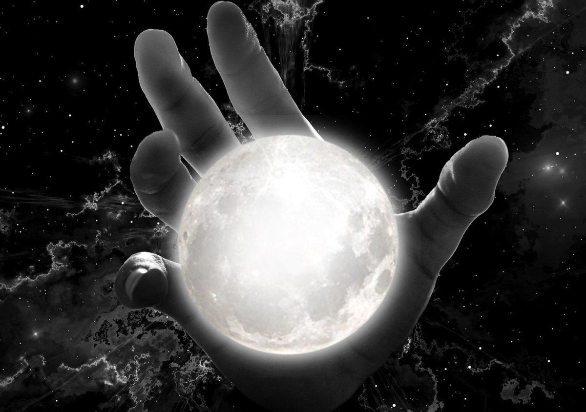 Hand am Mond