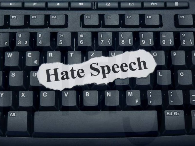 Schriftzug Hate Speech auf einer Tastatur.