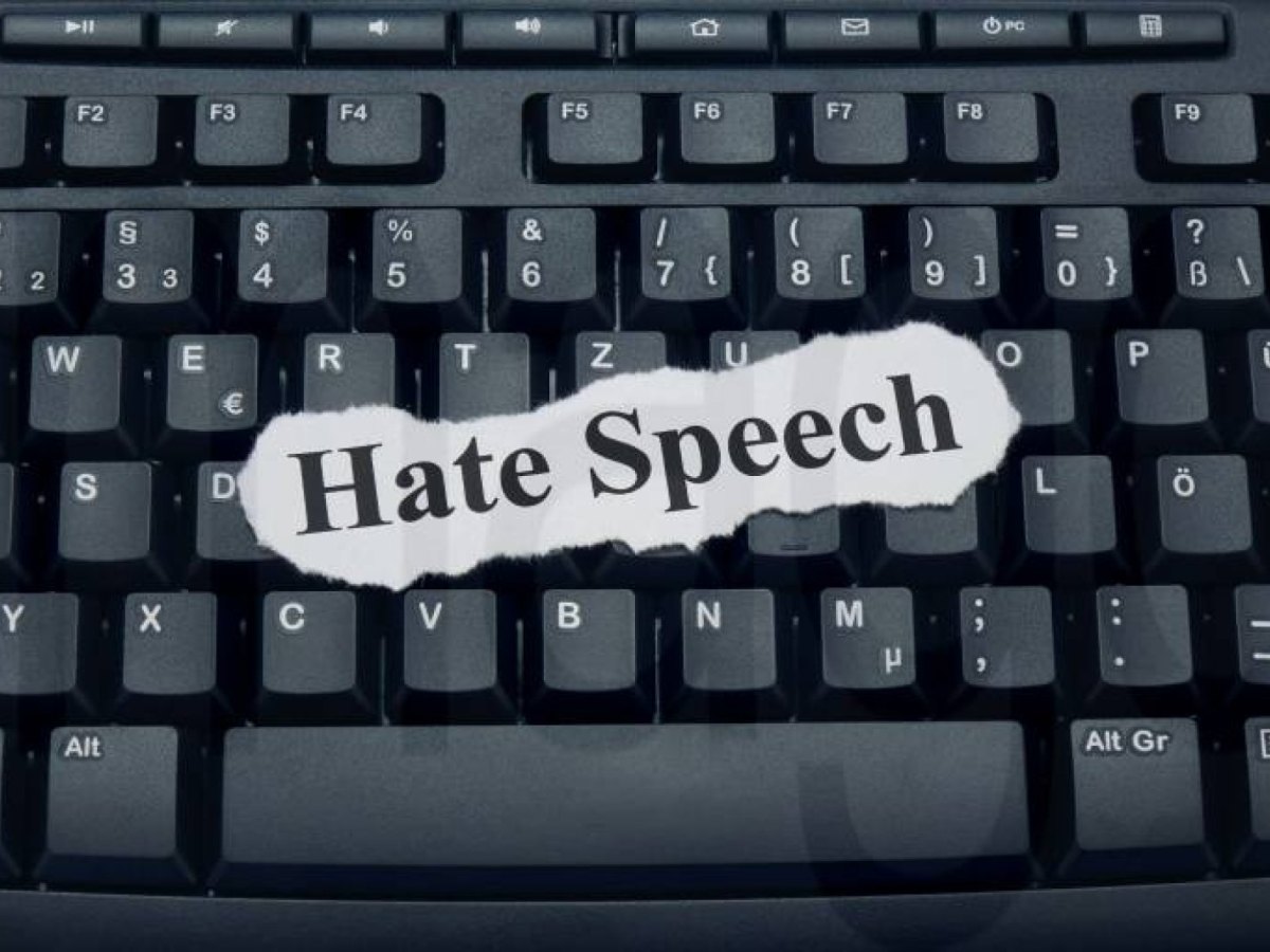 Schriftzug Hate Speech auf einer Tastatur.