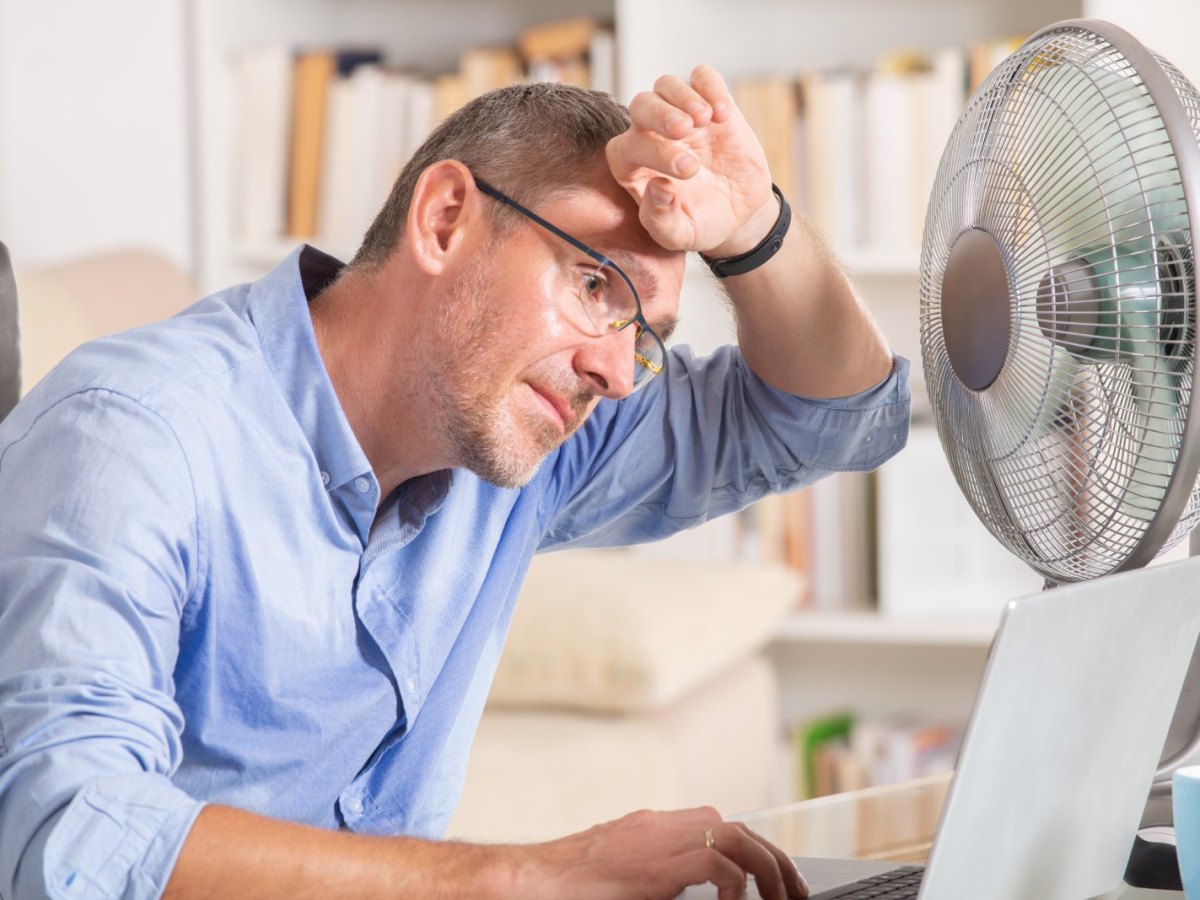 Mann vor Ventilator.