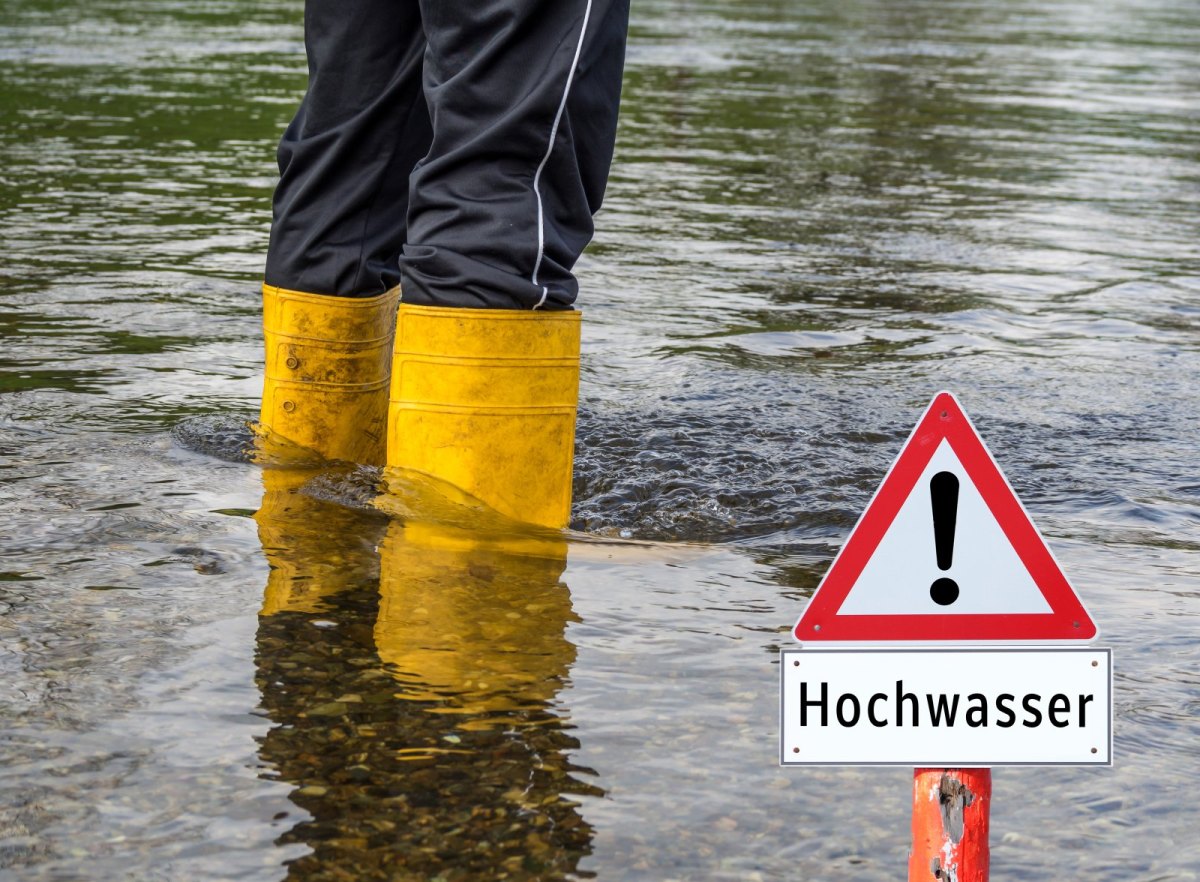 Mit Gummistiefeln im Hochwasser.