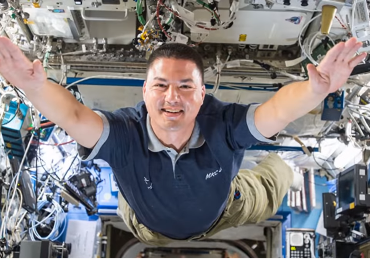 Der Astronaut Kjell Lindgren schwebt durch die ISS.